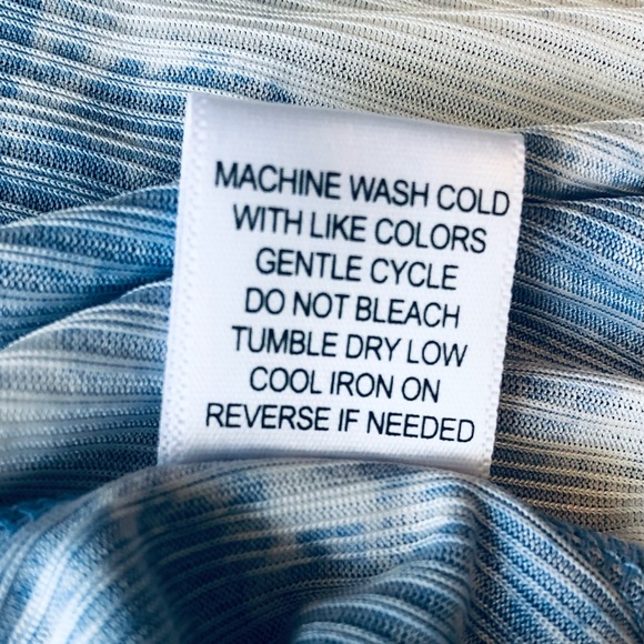 NWT Tie Dye Tie Front Blue & White Blouse Wooden Buttons Woman’s Size M - Picture 7 of 7